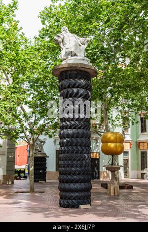 Skulpturen am Placa Gala i Salvador Dalí vor dem Teatre-Museu Dali a Figueras, Spanien Figueras Katalonien Spanien *** sculture al Placa Gala i Sal Foto Stock