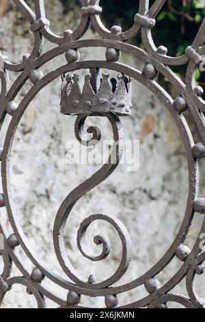 Reticolo di recinzione in ferro battuto con l'immagine della corona Foto Stock