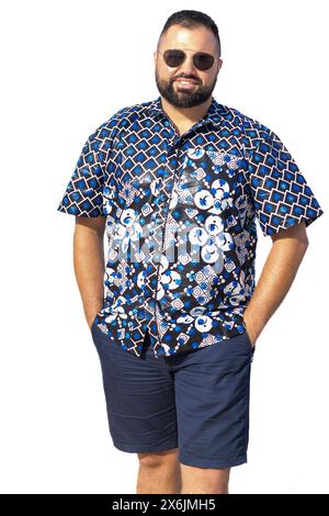 Questo ritratto raffigura un uomo di 30 anni, il cui comportamento rilassato e un abbigliamento elegante parlano della sua sofisticazione moderna. Foto Stock