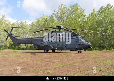 Moderno Airbus H225M dipinto di nero per il trasporto militare di elicotteri stazionari a terra Foto Stock