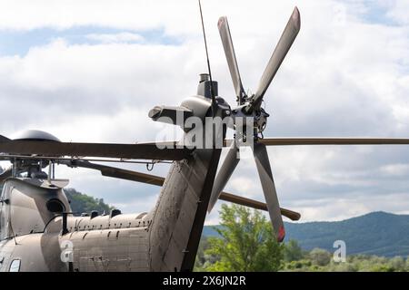 Rotore posteriore di un moderno elicottero da trasporto militare Airbus H225M dipinto di nero Foto Stock