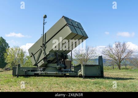 Moderni contenitori di lancio per sistemi missilistici di difesa aerea NASAMS verniciati di verde Foto Stock