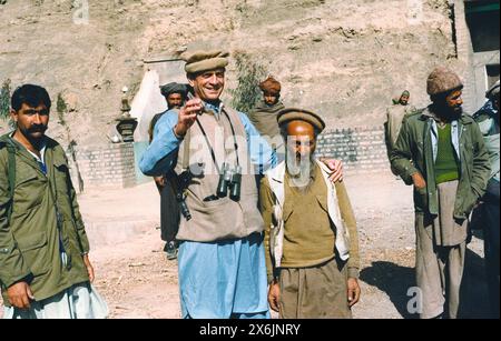 I membri del Congresso degli Stati Uniti Charlie Wilson, D-TX, al centro, indossando abiti tradizionali afghani e armati con fucile automatico AKS-74U pose con i mujahideen afghani locali, 19 ottobre 2008 in Afghanistan. Wilson è noto per aver guidato il Congresso nel sostenere l'armare i Mujahideen afghani durante la guerra sovietico-afghana. Foto Stock