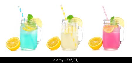 Bibite estive fredde e colorate in bicchieri mason jar con limoni. Mirtillo, limone e fragola in bicchieri mason jar isolati su un dorso bianco Foto Stock