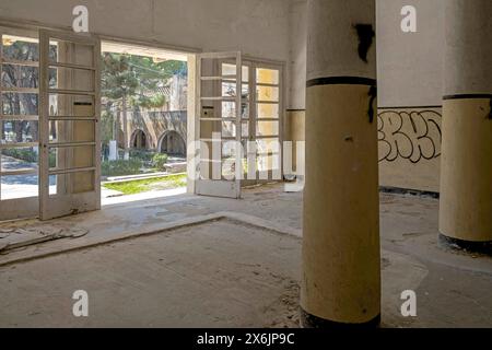 Rovine della città fantasma di Eleousa, ex sanatorio per la tubercolosi, Lost Place, Rodi, Dodecaneso, isola greca, Grecia Foto Stock