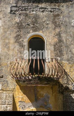 Rovine della città fantasma di Eleousa, balcone, Lost Place, Rodi, Dodecaneso, isola greca, Grecia Foto Stock