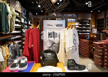 HONG KONG, CINA - 4 DICEMBRE 2023: Vari prodotti esposti presso il negozio Vans di Sha Tin. Vans è un produttore americano di scarpe da skateboard e re Foto Stock