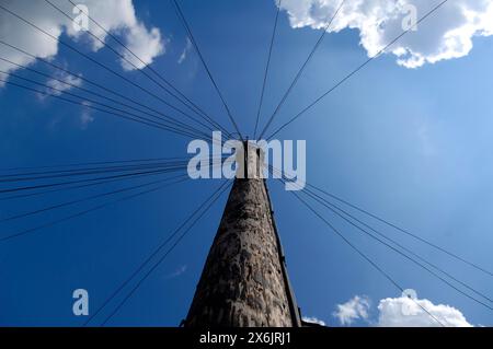 Palo del telefono contro il cielo blu nel sobborgo di Londra, Tooting Broadway, Londra, Inghilterra, Gran Bretagna Foto Stock