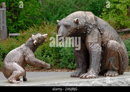 Sculture in bronzo di orsi polari (Ursus maritimus) nello zoo di Norimberga, am Tiergarten 30, Norimberga, Franconia media, Baviera, Germania Foto Stock