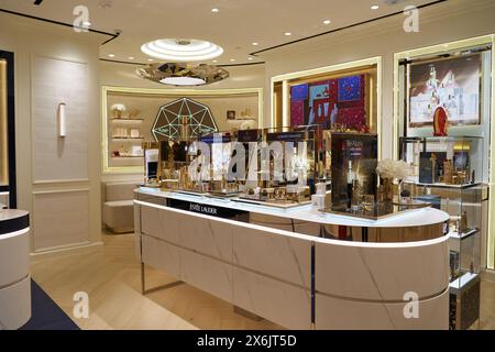 HONG KONG, CINA - 4 DICEMBRE 2023: Prodotti cosmetici esposti presso il negozio Estee Lauder nel centro commerciale New Town Plaza. Foto Stock