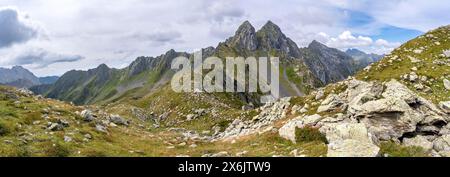 Cime rocciose appuntite Letterspitze e Steinwand sull'Obergailtaler Joch, Carnic Main Ridge, Carnic Alps, Carinzia, Austria Foto Stock