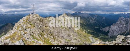 Rocky, cima a punta del Raudenspitze o Monte Fleons con croce sommitale, vista sul monte Val Fleons sul crinale principale del Carnico Foto Stock