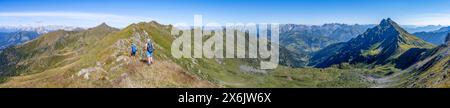 Panorama, alpinista su un crinale erboso, vista della valle di Lesach e panorama montano, Carnic High Trail, Carnic Main Ridge, Carnic Alps Foto Stock