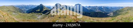 Panorama, vista dal crinale principale del Carnico con cime rocciose, vista delle cime della Cresta Righile e della Cresta del ferro a sud Foto Stock