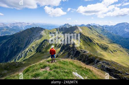 Alpinisti sulla cima dell'Hochspitz o Monte Vacomun, vista sul crinale del Carnic Main Ridge, Carnic High Route, Carnic Main Ridge Foto Stock