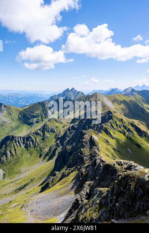 Panorama montano sulla sommità dell'Hochspitz o del Monte Vacomun, vista sul crinale principale del Carnico, il Sentiero Carnico, il Carnic Foto Stock