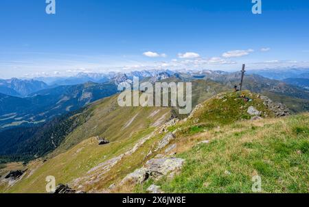 Cima dell'Hochspitz o Monte Vacomun, vista della cresta montuosa del Carnic Main Ridge, Carnic High Trail, Carnic Main Ridge, Carnic Alps Foto Stock