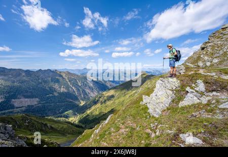 Alpinisti su un sentiero escursionistico, vista sulla valle Dorfertal, Carnic High Trail, Carnic Main Ridge, Carnic Alps, Carinthia, Austria Foto Stock