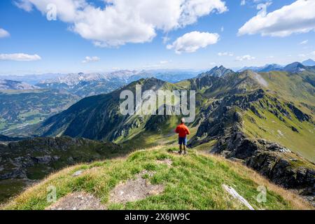 Alpinisti sulla cima dell'Hochspitz o Monte Vacomun, vista sul crinale del Carnic Main Ridge, Carnic High Route, Carnic Main Ridge Foto Stock