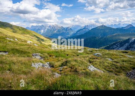 Panorama montano delle Alpi Carniche italiane, discesa da Baerenbadegg, Carnic High Trail, Carnic Main Ridge, Carnic Alps, Carinzia, Austria Foto Stock