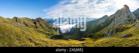 Panorama, valle di montagna e panorama montano alla luce del mattino, vista su Winkler tal con la cima Rosskopf, Sonnenstern, la cresta principale Carnic Foto Stock