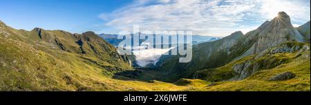 Panorama, valle di montagna e panorama montano alla luce del mattino, vista su Winkler tal con la cima Rosskopf, Sonnenstern, la cresta principale Carnic Foto Stock