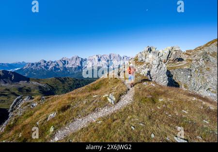 Alpinisti su un sentiero escursionistico, vecchie posizioni belliche della prima guerra mondiale, panorama montano, vista sulle cime rocciose delle Dolomiti di Sesto Foto Stock