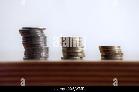 Kaufbeuren, Germania. 15 maggio 2024. FIGURA tre pile di monete in euro si trovano su un tavolo. Crediti: Karl-Josef Hildenbrand/dpa/Alamy Live News Foto Stock