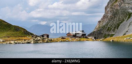 Rifugio Obstanserseehuette sul lago montano Obstansersee, cresta principale Carnic, alta via Carnic, Alpi Carniche, Carinzia, Austria Foto Stock