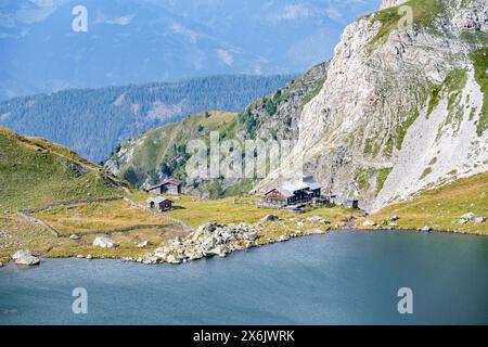 Rifugio Obstanserseehuette sul lago montano Obstansersee, cresta principale Carnic, alta via Carnic, Alpi Carniche, Carinzia, Austria Foto Stock