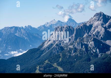 Spettacolari cime rocciose delle Dolomiti di Sesto, vista dal crinale principale del Carnico, alta Sentiero Carnico, Alpi Carniche, Carinzia, Austria Foto Stock