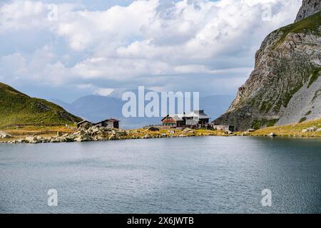 Rifugio Obstanserseehuette sul lago montano Obstansersee, cresta principale Carnic, alta via Carnic, Alpi Carniche, Carinzia, Austria Foto Stock