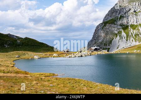 Rifugio Obstanserseehuette sul lago montano Obstansersee, cresta principale Carnic, alta via Carnic, Alpi Carniche, Carinzia, Austria Foto Stock