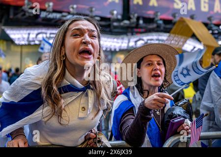 NEW YORK, NEW YORK - 13 MAGGIO: Un sostenitore filo-israeliano grida contro i manifestanti durante la manifestazione pro-Israele dell'Organizzazione sionista d'America il 13 maggio 2024 a Times Square New York. Il gruppo ha chiesto di continuare gli attacchi a Gaza e un assalto di terra a Rahfa, dove 1,3 milioni di persone fuggite dai combattimenti in altre parti di Gaza sono state intrappolate contro il confine egiziano con i nostri bisogni umani fondamentali. (Foto di Michael Nigro) credito: SIPA USA/Alamy Live News Foto Stock