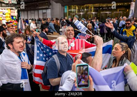 NEW YORK, NEW YORK - 13 MAGGIO: L'Organizzazione sionista d'America tiene una manifestazione pro-Israele il 13 maggio 2024 a Times Square New York. Il gruppo ha chiesto di continuare gli attacchi a Gaza e un assalto di terra a Rahfa, dove 1,3 milioni di persone fuggite dai combattimenti in altre parti di Gaza sono state intrappolate contro il confine egiziano con i nostri bisogni umani fondamentali. (Foto di Michael Nigro) credito: SIPA USA/Alamy Live News Foto Stock