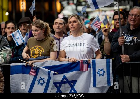 NEW YORK, NEW YORK - 13 MAGGIO: I sostenitori pro-Israele ascoltano gli oratori durante la manifestazione pro-Israele dell'Organizzazione sionista d'America il 13 maggio 2024 a Times Square New York. Il gruppo ha chiesto di continuare gli attacchi a Gaza e un assalto di terra a Rahfa, dove 1,3 milioni di persone fuggite dai combattimenti in altre parti di Gaza sono state intrappolate contro il confine egiziano con i nostri bisogni umani fondamentali. (Foto di Michael Nigro) credito: SIPA USA/Alamy Live News Foto Stock