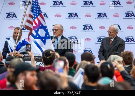 NEW YORK, NEW YORK - 13 MAGGIO: L'avvocato Alan Dershowitz parla all'Organizzazione sionista d'America durante una manifestazione pro-Israele il 13 maggio 2024 a Times Square New York. Il gruppo ha chiesto di continuare gli attacchi a Gaza e un assalto di terra a Rahfa, dove 1,3 milioni di persone fuggite dai combattimenti in altre parti di Gaza sono state intrappolate contro il confine egiziano con i nostri bisogni umani fondamentali. (Foto di Michael Nigro) credito: SIPA USA/Alamy Live News Foto Stock