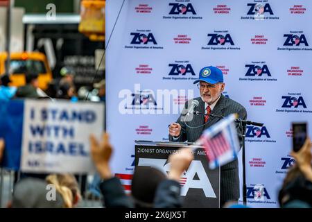 NEW YORK, NEW YORK - 13 MAGGIO: Morton A. Klein, presidente nazionale dell'Organizzazione sionista d'America, parla ad un raduno pro-Israele il 13 maggio 2024 a Times Square New York. Il gruppo ha chiesto di continuare gli attacchi a Gaza e un assalto di terra a Rahfa, dove 1,3 milioni di persone fuggite dai combattimenti in altre parti di Gaza sono state intrappolate contro il confine egiziano con i nostri bisogni umani fondamentali. (Foto di Michael Nigro) credito: SIPA USA/Alamy Live News Foto Stock