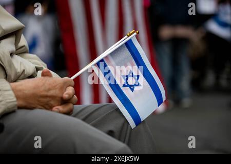 NEW YORK, NEW YORK - 13 MAGGIO: L'Organizzazione sionista d'America tiene una manifestazione pro-Israele il 13 maggio 2024 a Times Square New York. Il gruppo ha chiesto di continuare gli attacchi a Gaza e un assalto di terra a Rahfa, dove 1,3 milioni di persone fuggite dai combattimenti in altre parti di Gaza sono state intrappolate contro il confine egiziano con i nostri bisogni umani fondamentali. (Foto di Michael Nigro) credito: SIPA USA/Alamy Live News Foto Stock