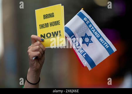 NEW YORK, NEW YORK - 13 MAGGIO: L'Organizzazione sionista d'America tiene una manifestazione pro-Israele il 13 maggio 2024 a Times Square New York. Il gruppo ha chiesto di continuare gli attacchi a Gaza e un assalto di terra a Rahfa, dove 1,3 milioni di persone fuggite dai combattimenti in altre parti di Gaza sono state intrappolate contro il confine egiziano con i nostri bisogni umani fondamentali. (Foto di Michael Nigro) credito: SIPA USA/Alamy Live News Foto Stock