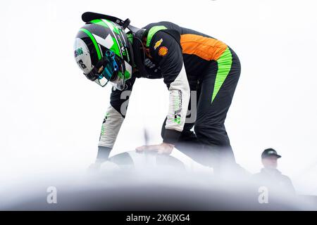 AGUSTIN HUGO CANAPINO (78) di Arrecifes, Argentina, si veste durante l'Indy 500 Open test all'Indianapolis Motor Speedway di Speedway in. Foto Stock