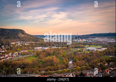 Vista sulla città di Jena con il Kernberge sullo sfondo al tramonto e il cielo blu, Jena, Turingia, Germania Foto Stock