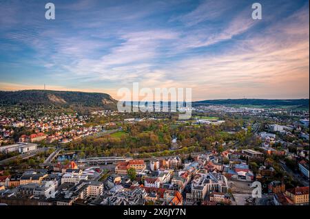 Vista sulla città di Jena con il Kernberge sullo sfondo al tramonto e il cielo blu, Jena, Turingia, Germania Foto Stock