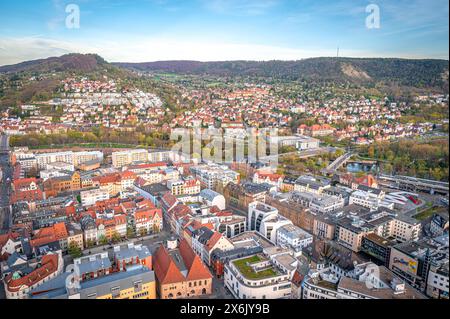 Vista sulla città di Jena con il Kernberge sullo sfondo al tramonto e il cielo blu, Jena, Turingia, Germania Foto Stock