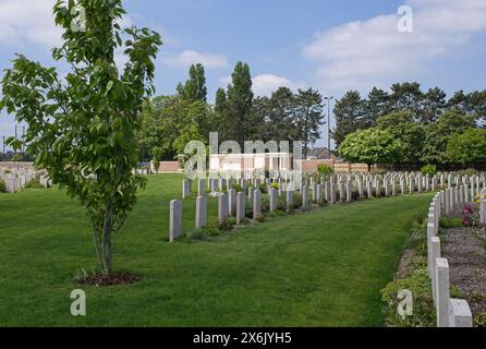 Le Petit-Quevilly, Francia - 9 maggio 2024: Questo cimitero di guerra nel cimitero di Saint-Sever a Rouen contiene le tombe di circa 300 soldati del Commonwealth uccisi Foto Stock