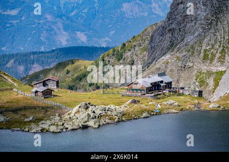 Obstanserseehuette, lago montano Obstansersee tra verdi prati di montagna, cresta principale Carnic, Carnic High Trail, Alpi Carniche, Carinzia, Austria Foto Stock