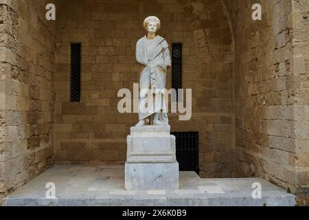 Statua di una donna in stile antico con accappatoio drappeggiato sulla colonna, statua romana, cortile, Palazzo del Gran Maestro, città dei Cavalieri, città di Rodi, Rodi Foto Stock