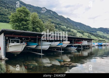 Alpnachstad, Svizzera - 9 agosto 2023: Parcheggio barche vicino alla Herzog Marinecenter AG, centro di costruzione e commercio di imbarcazioni ad Alpnachstad Foto Stock