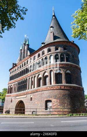 Lubecca, Germania - 12 agosto 2022: Veduta del museo Holstentor una porta medievale in mattoni, completamente restaurata, con museo dedicato alla storia del Foto Stock