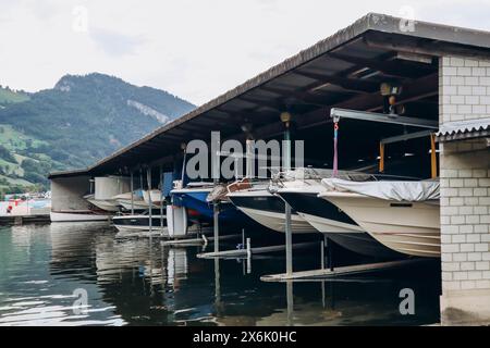 Alpnachstad, Svizzera - 9 agosto 2023: Parcheggio barche vicino alla Herzog Marinecenter AG, centro di costruzione e commercio di imbarcazioni ad Alpnachstad Foto Stock